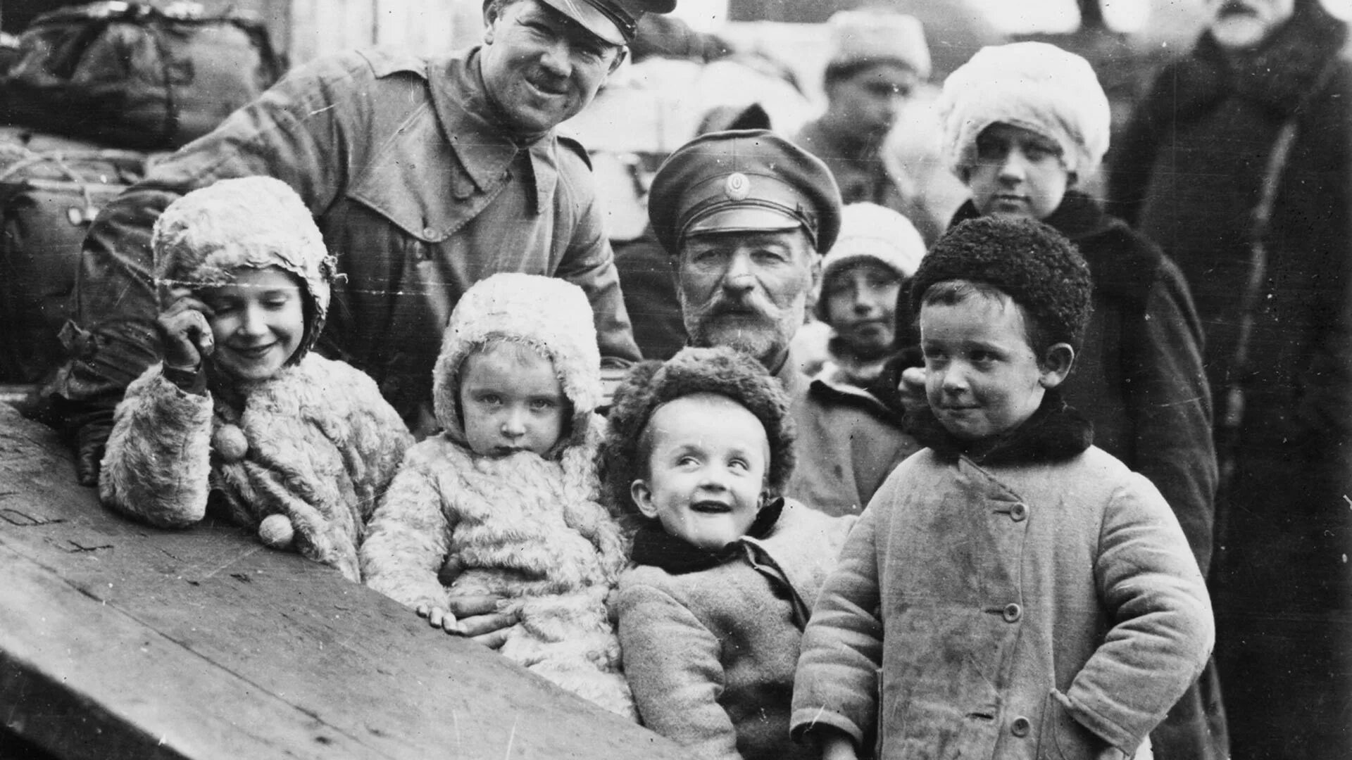 Children of the revolution t. Эмиграция после революции 1917. Русская эмиграция 1920. Эмигранты 1917.