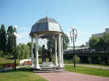 Памятник городу в парке