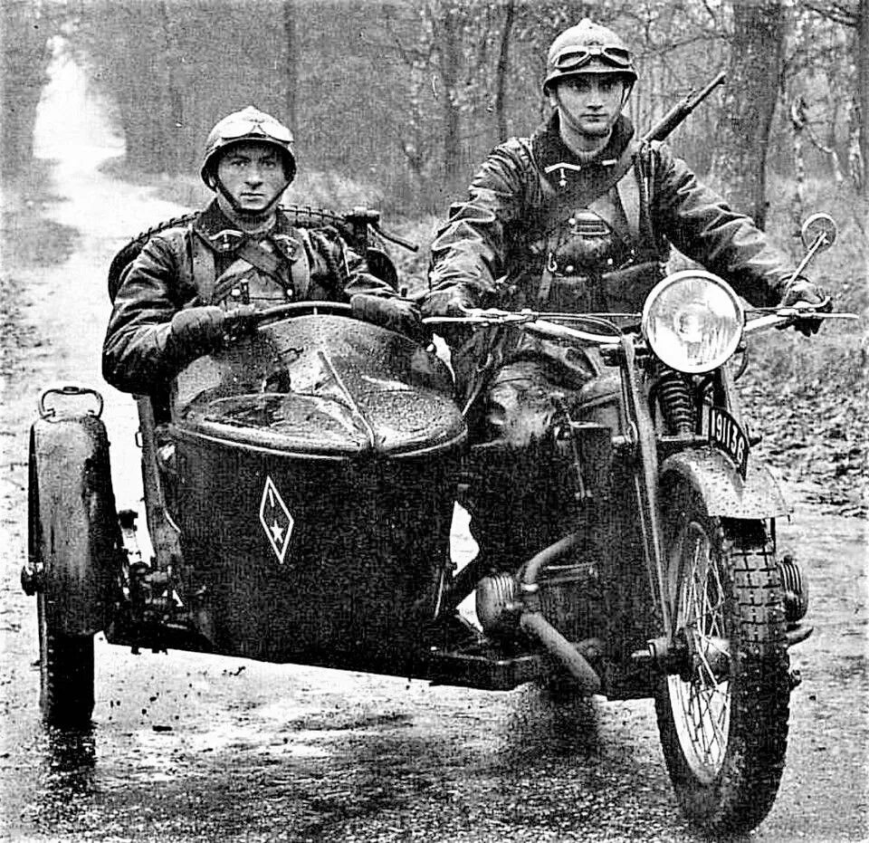 Мотоциклы второй мировой. БМВ мотоцикл 2 мировой. BMW мотоциклы рейха 1939. БМВ Р 75 1939. Мотоциклы БМВ r71 на войне.