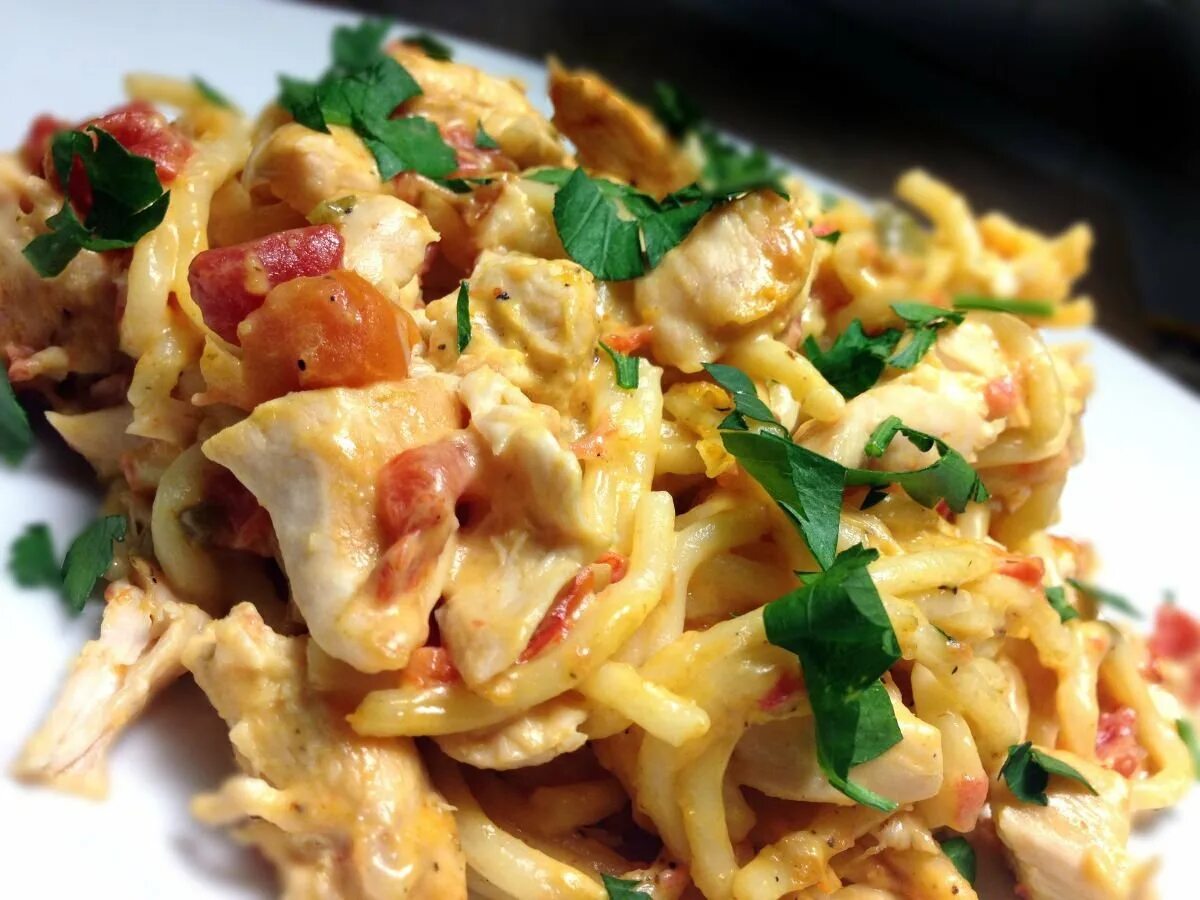 Рецепт куриного филе с макаронами. Острая паста с курицей. макароны с куриным филе. спагетти с курицей. острые макароны с курицей.