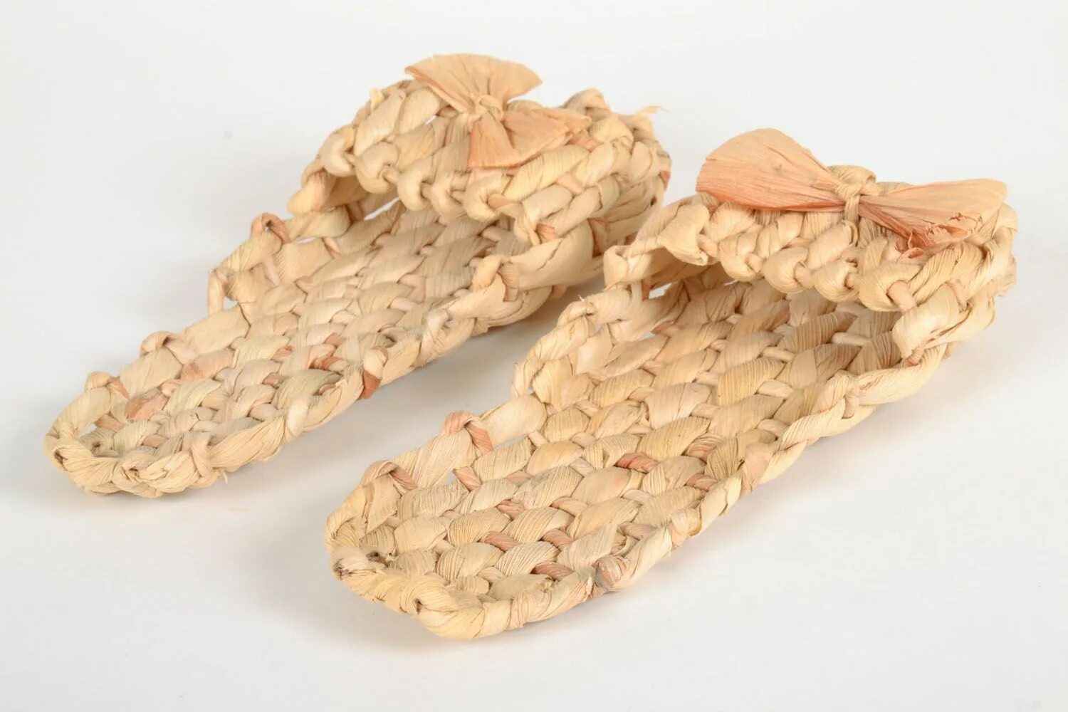 Лапоточки из бумажной лозы. Лапти декоративные. Лапти из бересты. Липовое лыко. Тапочки лапти плетеные.