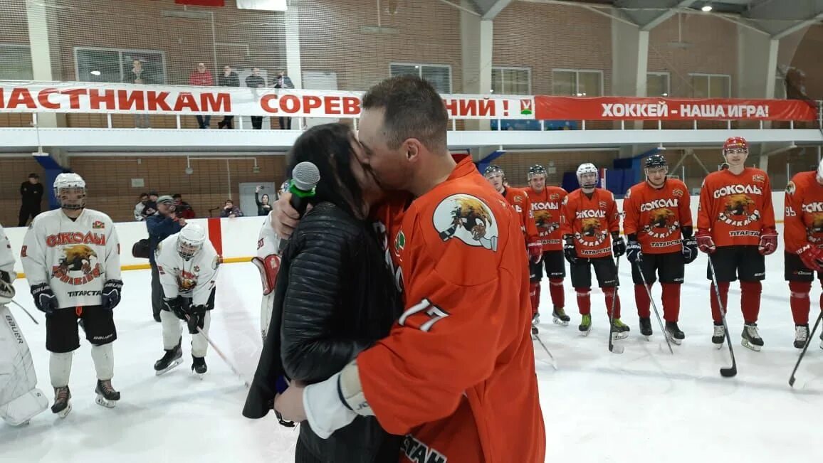 Хоккеист с девушкой на льду обнимает. Предложение про хоккеиста. Хоккеисты калуги. Хоккеист сделал предложение на льду. Хоккеист сделал предложение на льду хоккеисту.