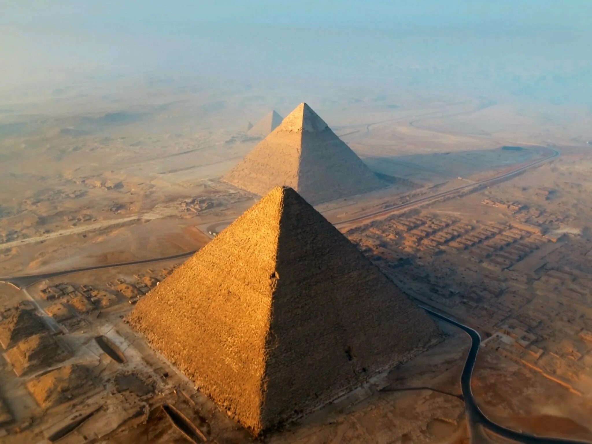 В какой стране находятся пирамиды. Пирамида Хеопса древний Египет. Плато Гиза Египет. Пирамиды Гизы древний Египет. Пирамида Хеопса, Великая пирамида Гизы.