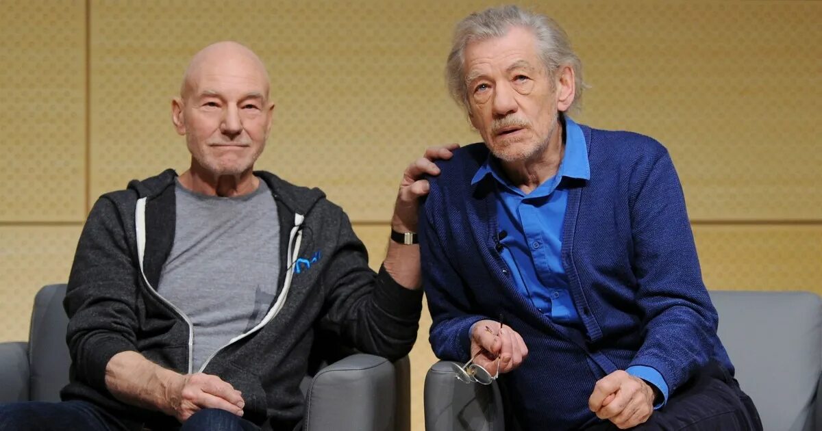 Два деда быстро. Ian MCKELLEN and Sir Patrick. Патрик Стюарт и Иэн МАККЕЛЛЕН. Иэн МАККЕЛЛЕН люди Икс. МАККЕЛЛЕН боксер.