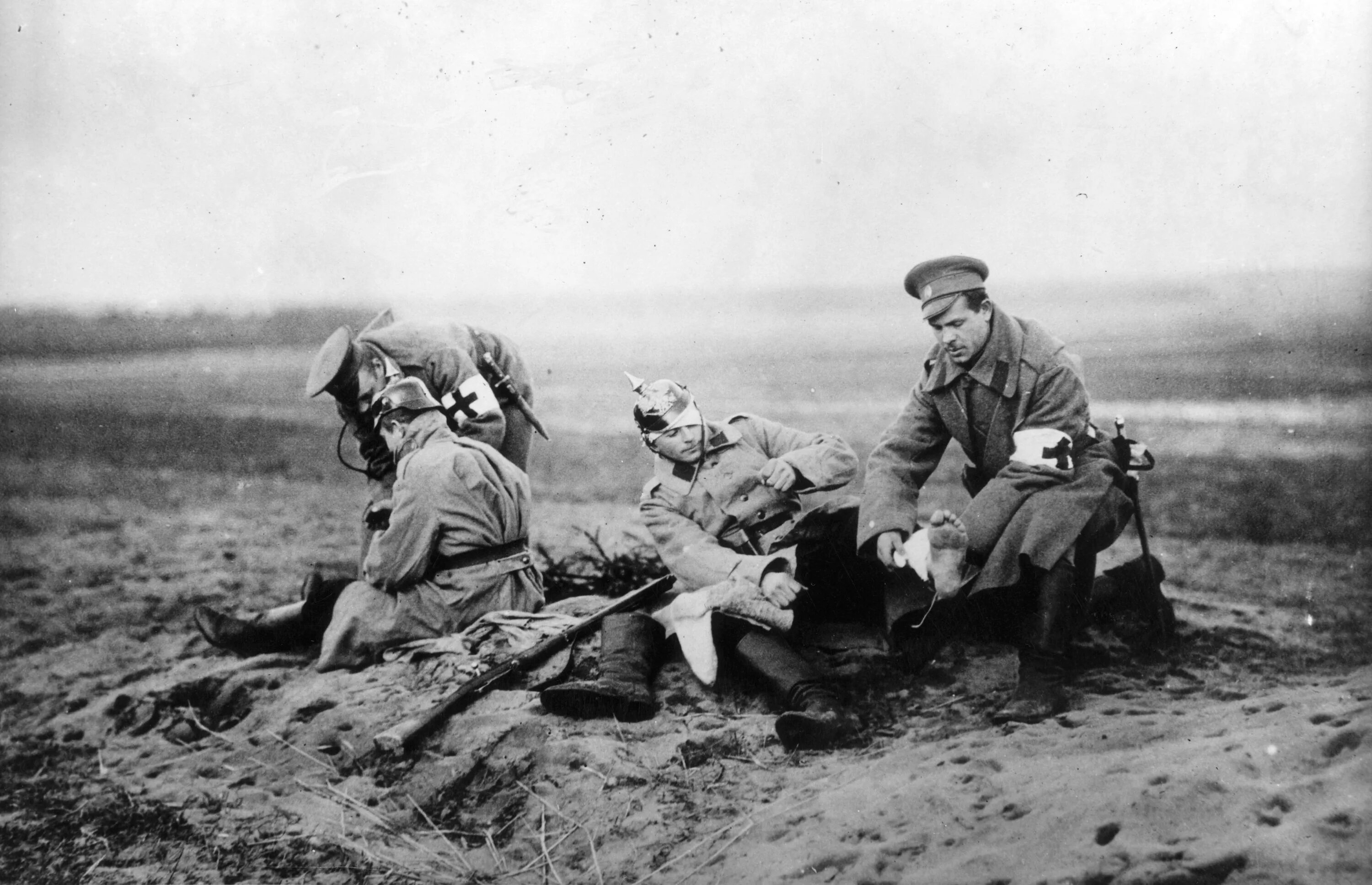 1 Мировая война раненые русские солдаты. Раненные немцы первая мировая война. Поле боя 1 мировой войны. Контуженный боец первая мировая война