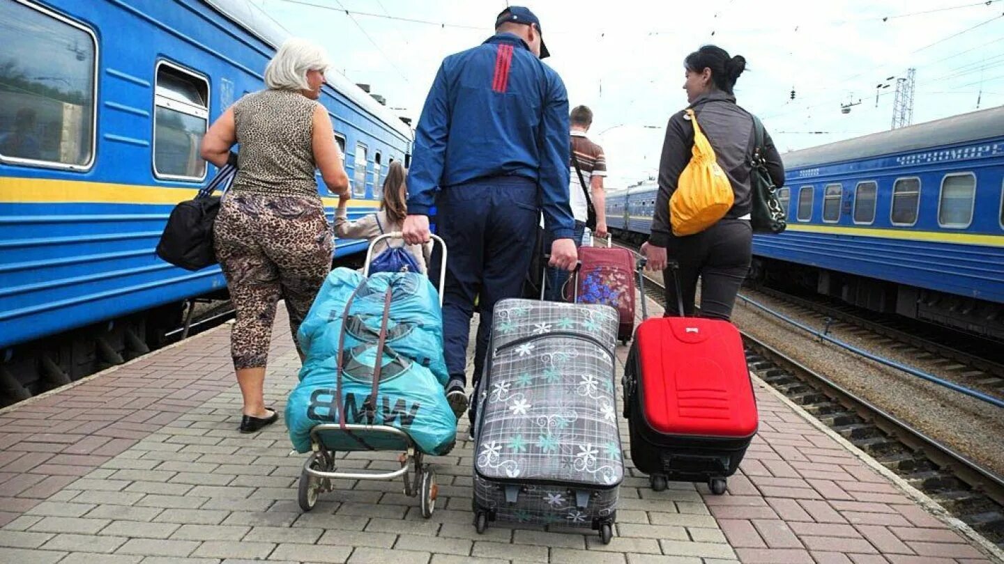 Люди уезжают. Беженцы с чемоданами. Отток населения. Люди уезжают из Украины. Почему уезжают из казахстана