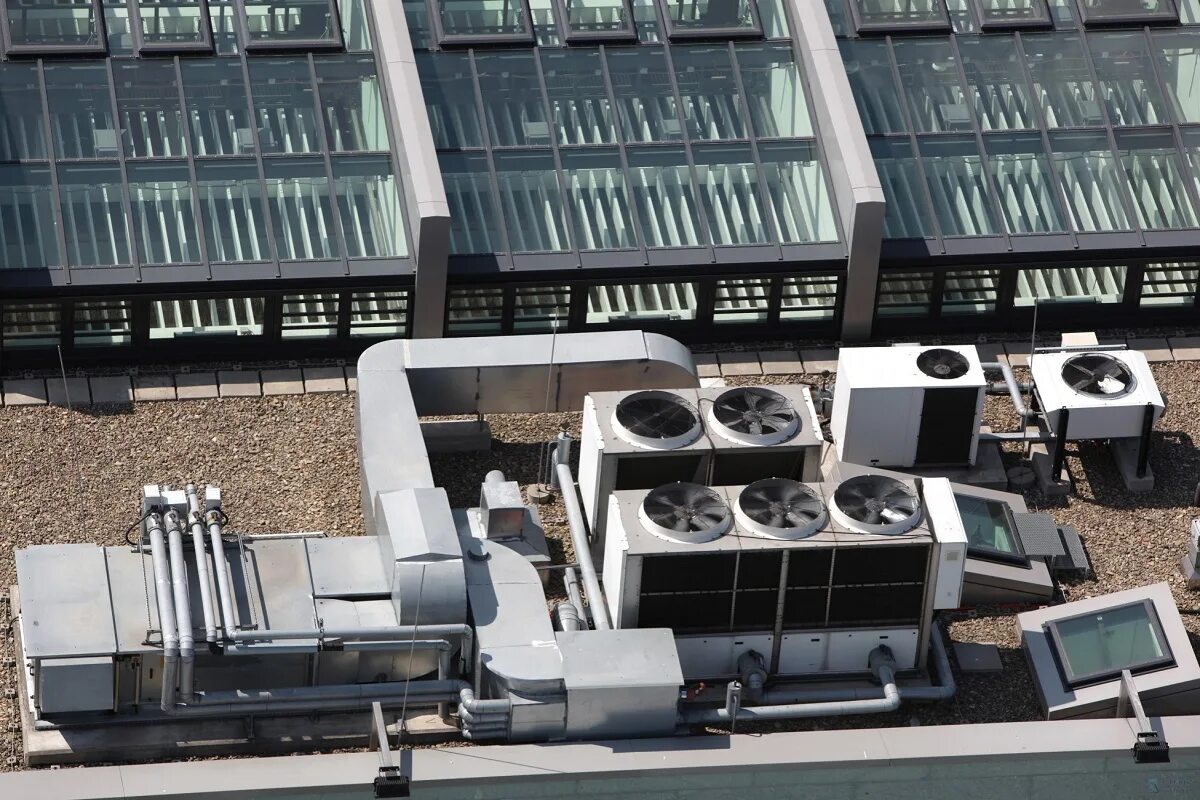 Система кондиционирования и вентиляции здания. Hvac система вентиляции и кондиционирования. кондиционер на крыше. оборудование кондиционирования на кровле. кондиционеры на крыше зданий.