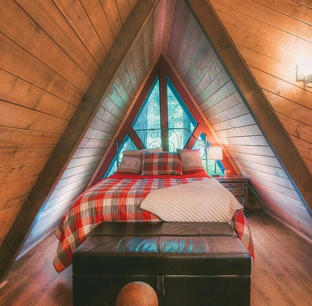 Небольшой уютный домик внутри. Экодом шалаш внутри. Дом шалаш внутри. Треугольный дом интерьер. Дом шалаш внутри.