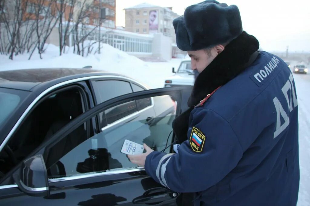 Тонировка передних боковых стекол штраф. Штраф за сетки на передних стеклах. сетки в автомобильные окна штрафуют. тонировка штраф. штраф за каркасные шторки на передних стеклах автомобиля.