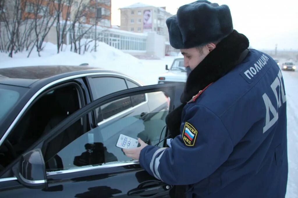 Ветровики для автомобилей штрафы гибдд. Штраф за сетки на передних стеклах. Штраф шторки на передних стеклах. Сетки в автомобильные окна штрафуют. Тонировка штраф.