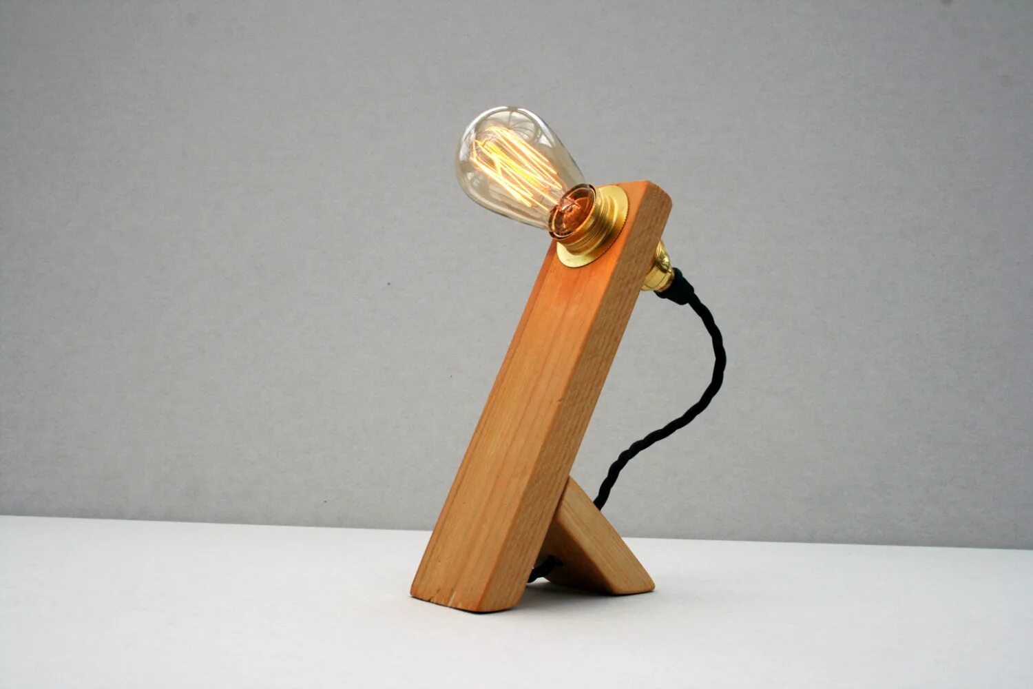 Самодельная лампочка. Светильник деревянный настольный. Самодельный светильник. Настольная лампа из дерева. Самодельная настольная лампа.