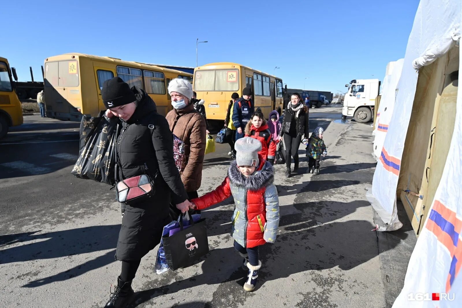 Беженцы с Донбасса в Ростовской области. Сбор гуманитарной помощи. Автобусы с беженцами. Эвакуированные из Донбасса. Организовали гуманитарную помощь