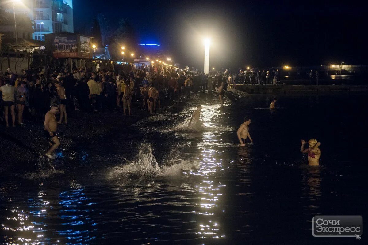 Январь в Сочи купание. Купель в Сочи. Фото ночные купания в Сочи. Вода в сочи на 14