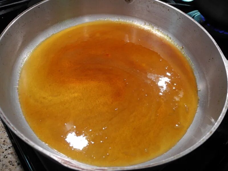 Карамелизация сахара. Карамель жженый сахар. Карамелизация сахара. Карамелизация сахаров реакция. Карамель варится.