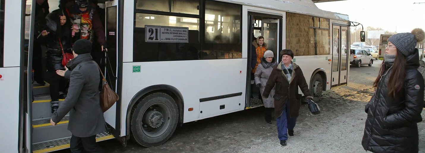 Автобус. Автобус Новосибирск. Пассажиры в автобусе.