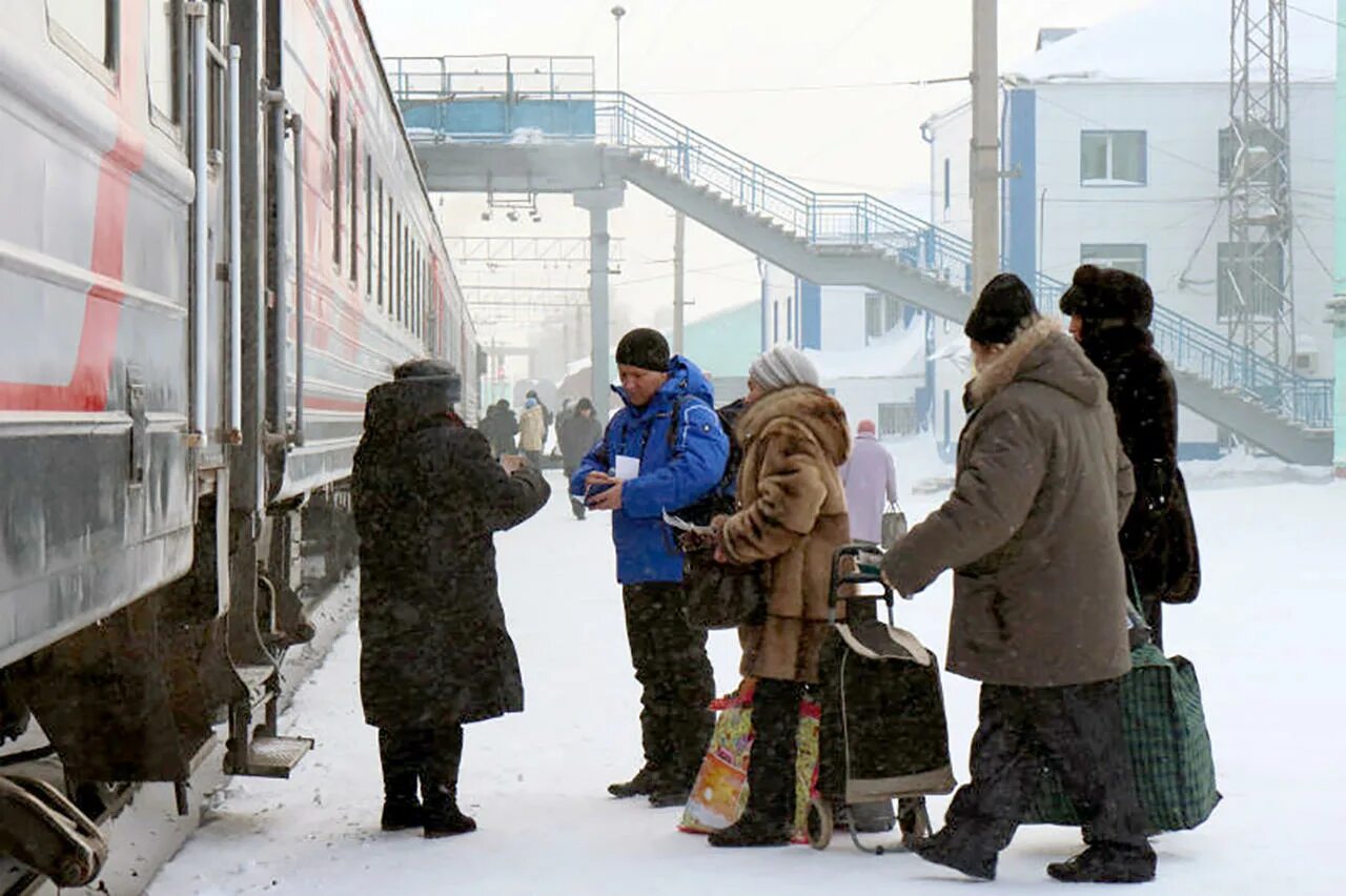 Опаздывают ли поезда ржд. Люди на вокзале зимой. Пассажиры на вокзале. Люди в электричке зимой. Пассажиры в поезде.