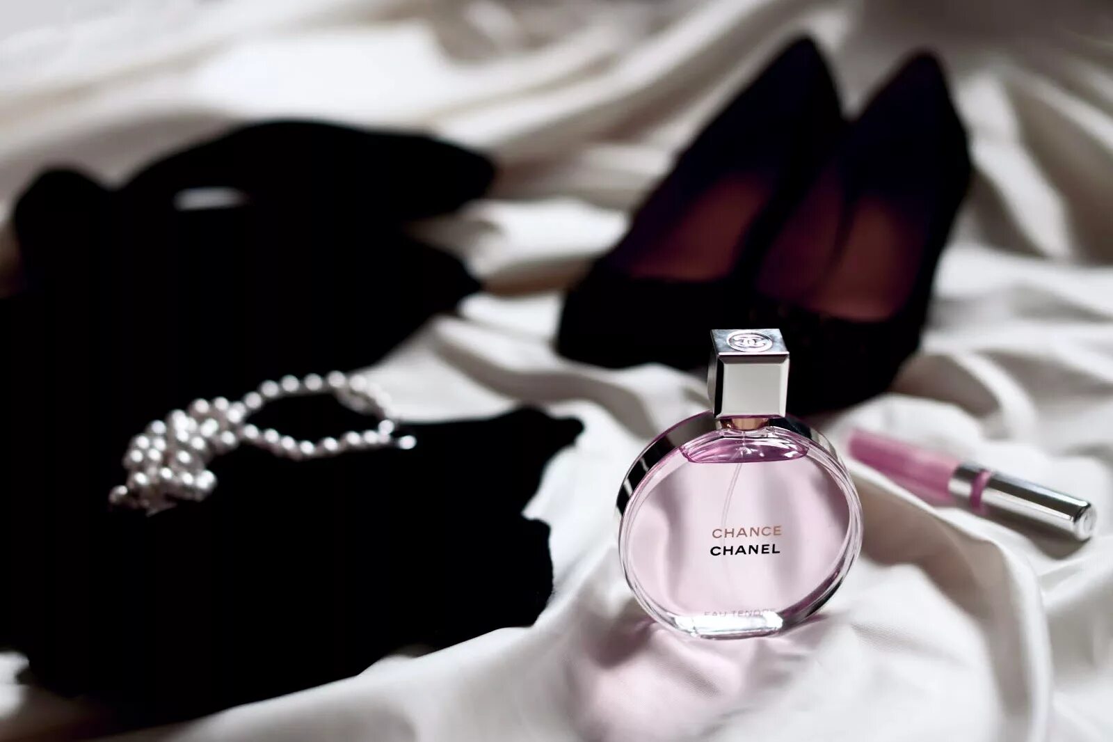 Одежда духов. Распыление парфюма. Одежда духов. Духи роскошь. Шанель духи нишевая парфюмерия.