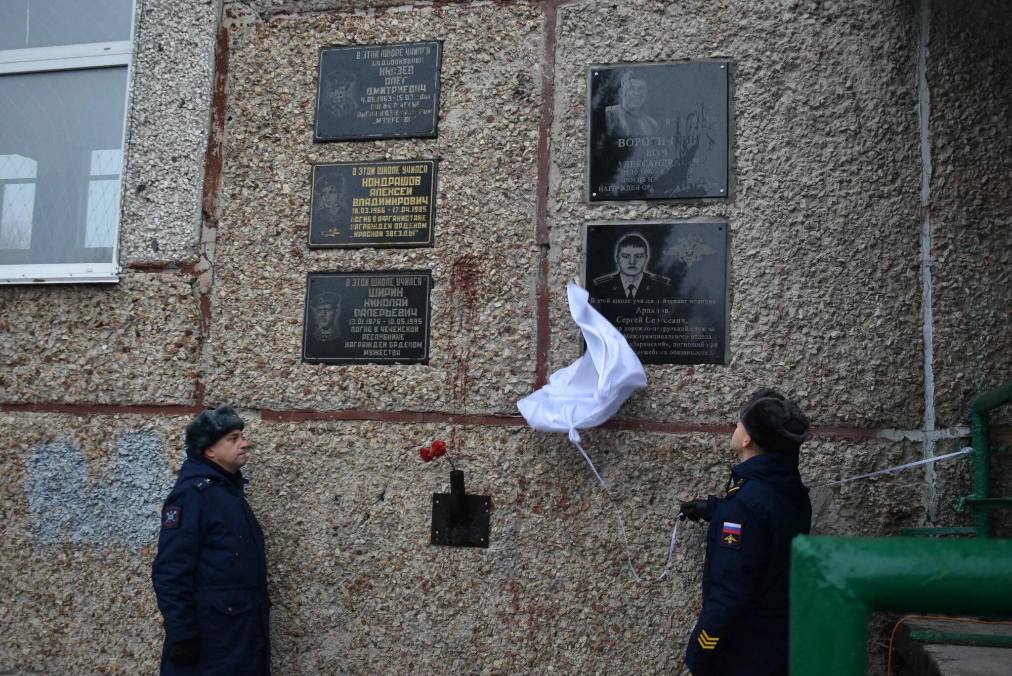 Мемориальные доски погибшим на украине школах