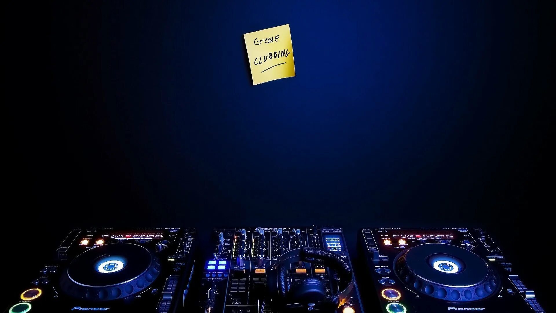 ?pioneer dj djm-s7. Dj tema. Лодждитейдж дж 102. Фотосессия для диджея. Крутой диджей.