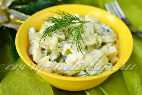 Салат с кальмарами яйцом и соленым огурцом