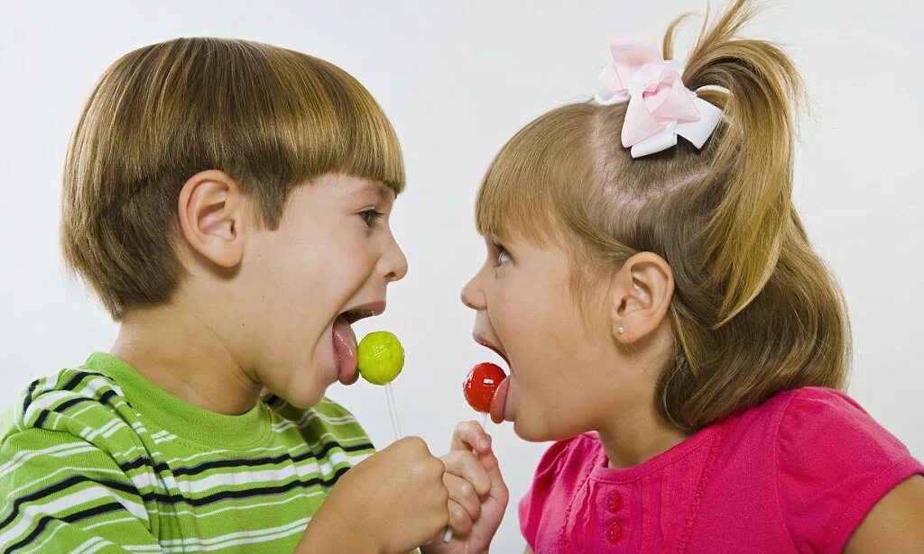 Ребенок ест Чупа Чупс. Child giving head. Tongue lick Kids tongue. Girl licking Lollipop. Licking boy girl