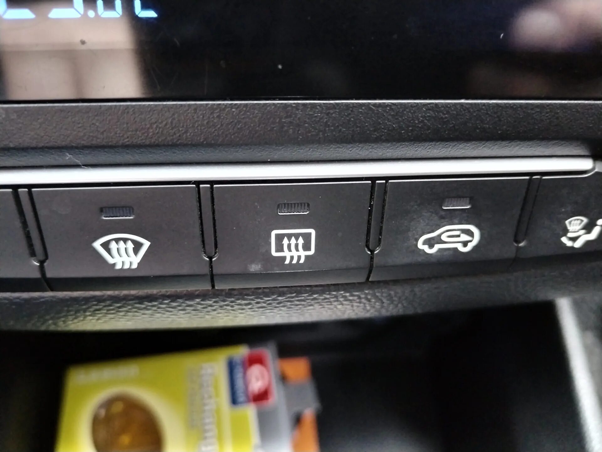 Hyundai creta кнопка 4 wd lock. Кнопка обогрева стекла крета. Как включить обогрев заднего стекла мокка. Кнопка подогрева руля хендай крета. Кнопка подогрева лобового стекла крета.