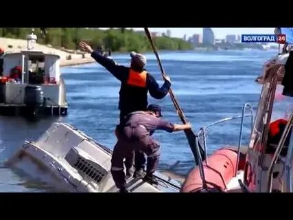 В волгограде прогулочный катамаран столкнулся с баржей