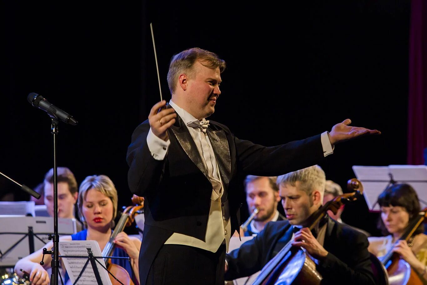 Roof fest спб 2022. Анненкирхе концерт. Кальварский симфоджаз. Джаз на крыше с симфоническим оркестром питер. Симфонический джазовый оркестр.