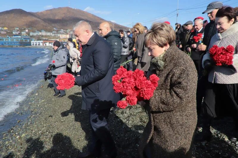 Новости камчатка март. Петропавловск Камчатский памяти погибших рыбаков. Моряк Петропавловска Камчатского. Моряки Камчатки.