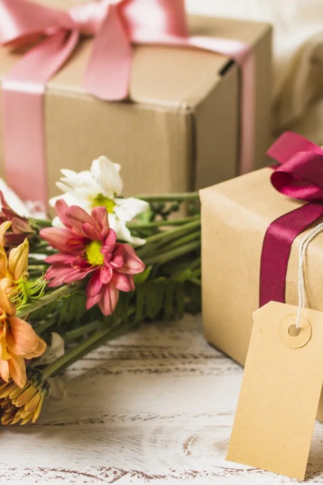 Цветы подарки настроение. Цветы в подарок. Красивые подарки. Букет цветов подарок. Подарок с цветами.
