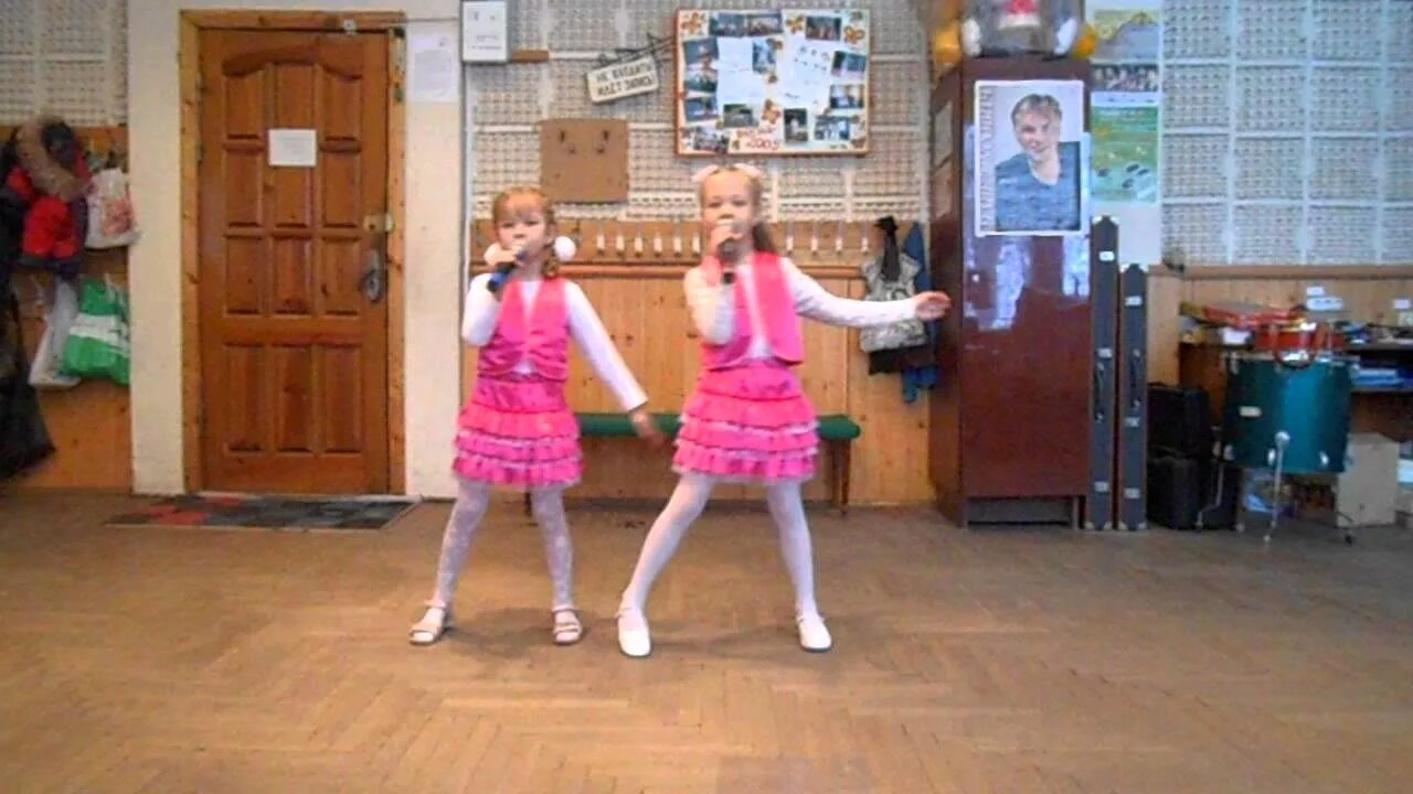 Сёстры толмачёвы половинки. Мы словно 2 половинки. Мы словно две половинки одной красивой и веселой картинки. Мы словно две половинки. Мы словно 2 половинки.