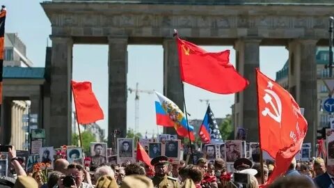 Российский флаг в берлине