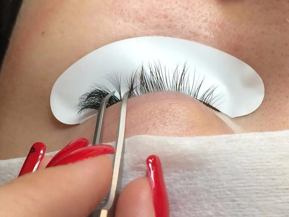 Пучки ресниц для наращивания 2д. Технология наращивания ресниц. Мастер наращивания ресниц. Киприк куйиш. Наращивание ресниц процесс.