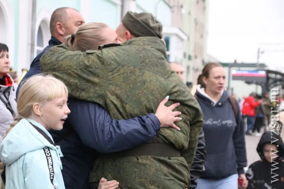 Видео с фронта сво. Проводы мобилизованных. Провожают мобилизованных. Проводы мобилизованных саратовцев. Дети провожают мобилизованных.