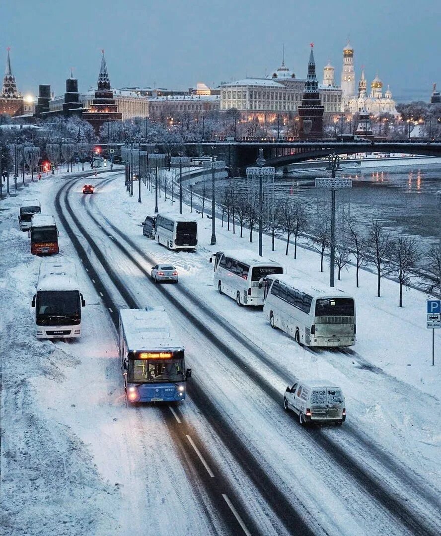 Московские дороги. Зимняя Москва дороги. Москва дорога. Заснеженная Москва фото.