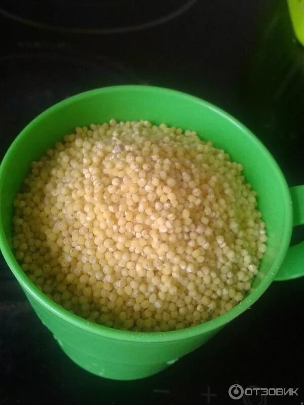 можно замачивать пшено на ночь. пшенные хлопья. процесс приготовления пшенки. можно замачивать пшено на ночь. крупа вымачивание.