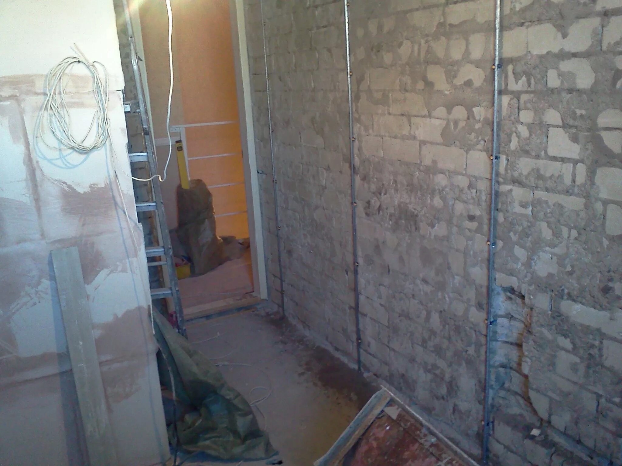 штукатурка стен маякам плитку. маяки для выравнивания стен. штукатурка стен маякам плитку. оштукатуривание под плитку. штукатурка по маякам в ванной.