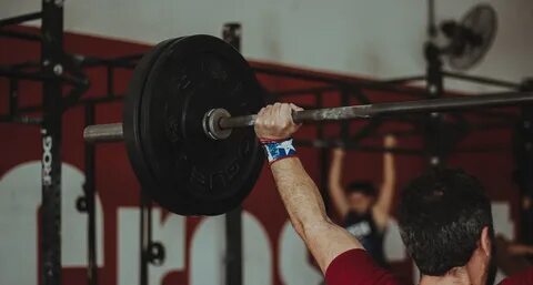 Спортсмен занимающийся тяжелой атлетикой