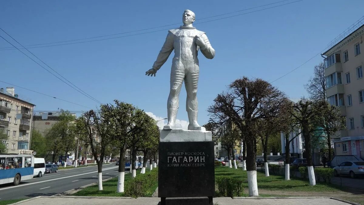 Энгельс ул гагарина. Памятник Юрию Гагарину (Чебоксары). Гагарин памятник Чебоксары. Памятник Гагарину в Чебоксарах. Улица Гагарина Чебоксары памятник.