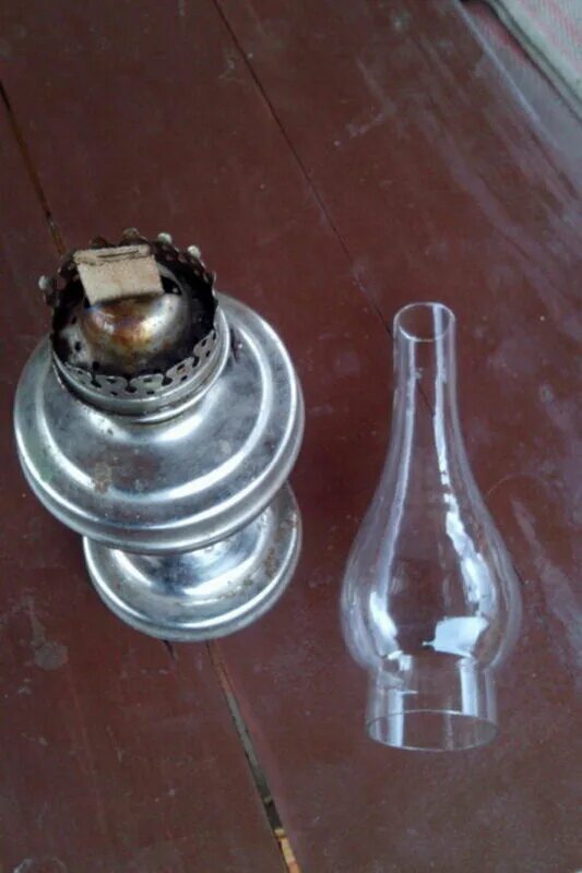 Чем заправлять керосиновую лампу. Металлическая лампа для заливки керосина. Лампа керосиновая park 28см. Керосиновая лампа park 225 28см 145201. Керосиновая лампа с тремя фитилями.
