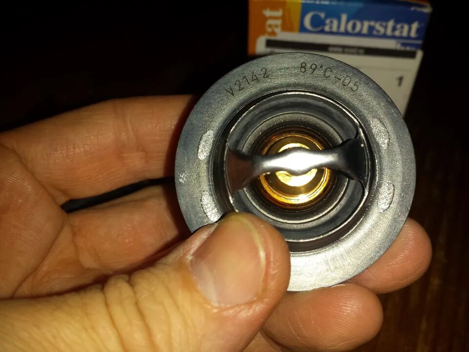 6. Термостат рено дастер 1. 0 термостат. Термостат дастер 2. Renault 8200772985 термостат размеры.