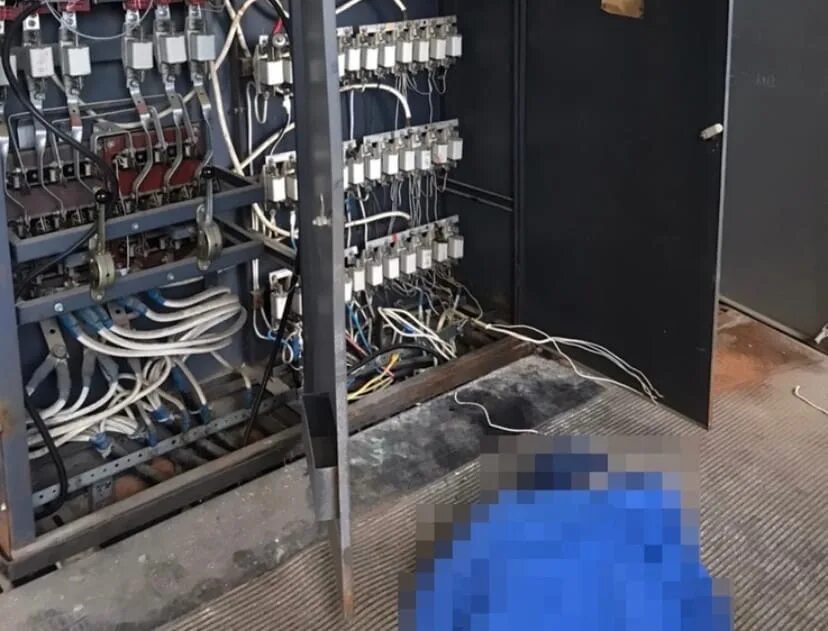 Женщину убило током. Сгорела на трансформаторной будке. Убило током в подстанции. Женщину убило током. Электрик на столбе.