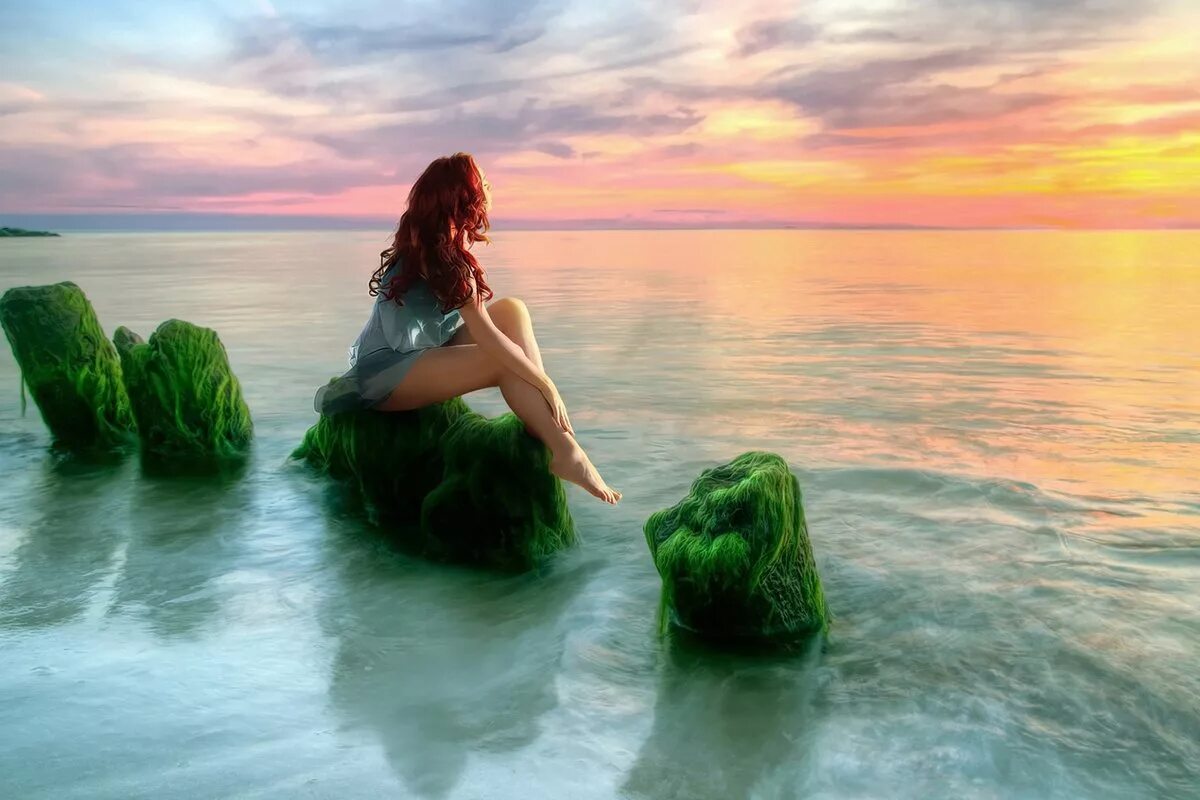 Она просто в твоих мечтах. Девушка мечтает о море. Мечты о море. Русалка. Море релакс.