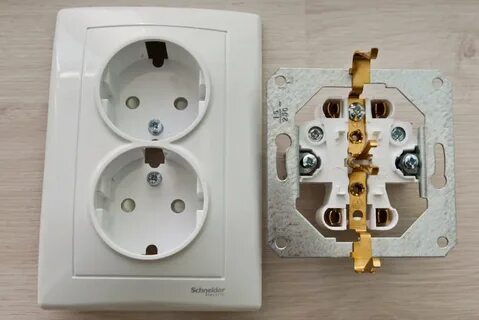 В розетке две фазы