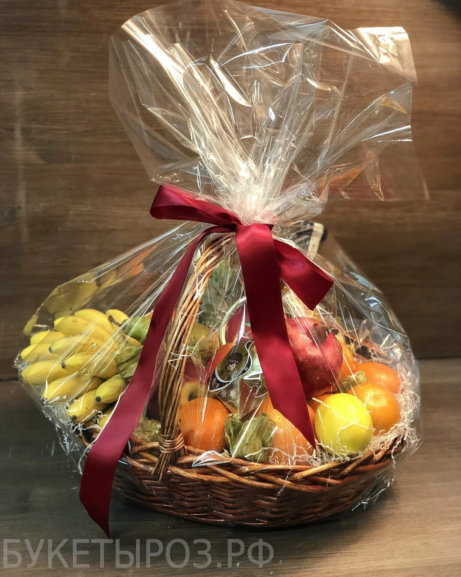 Подарок из мандарин. Упаковка фруктов в подарок. Фрукты в подарочной упаковке. Букет из фруктов. Фруктовый подарок.