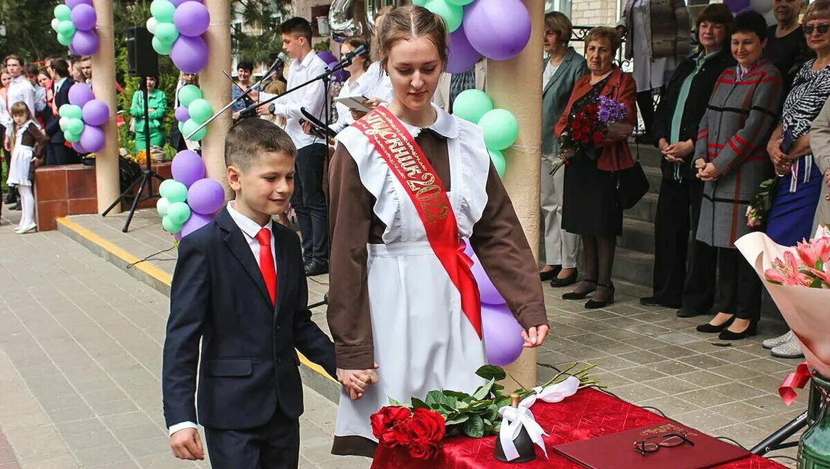 Ставрополь после 11 класса. Гимназия 5 белгород. гимназия 22 белгород. выпускной 9 класс. выпускник 9 класса.