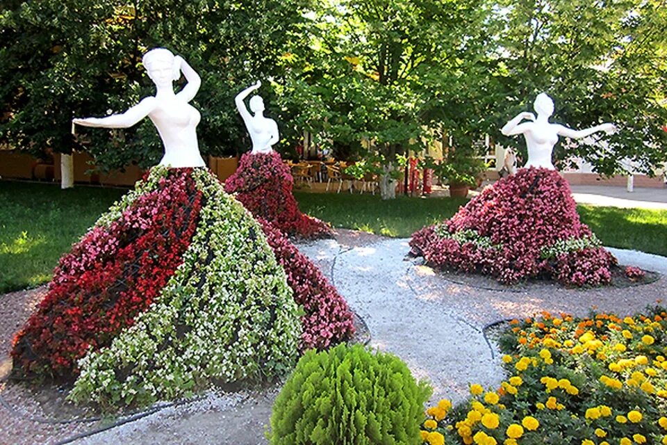 Красивые клумбы. Женщина с цветами клумбами. Клумба девушка. Клумба девушка. Платье из цветов.