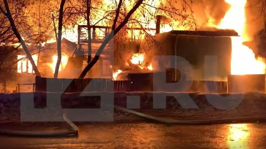 Пожар в пушкине сейчас. Горит балкон. Что горит в пушкине. Пожар на павловском шоссе. Что горит в пушкине.