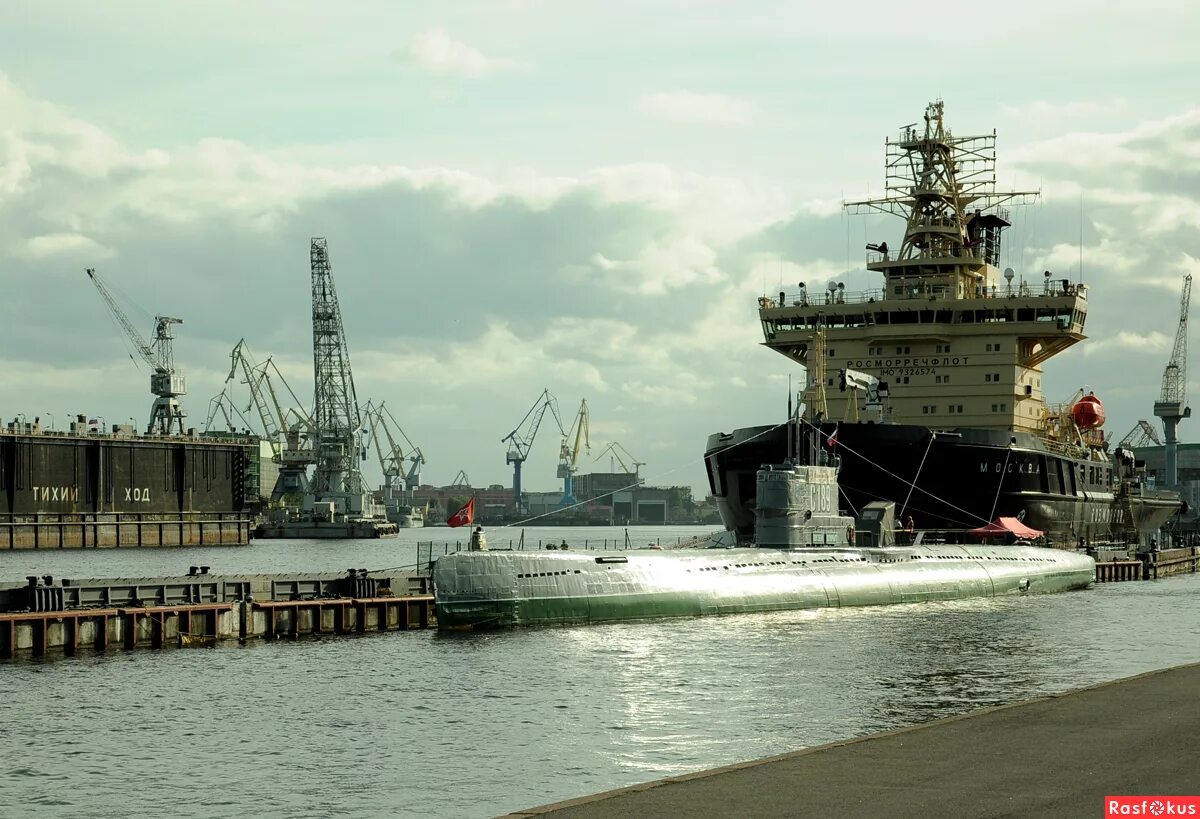 Петербург тихий ход. Тихий ход надпись. Плавучий док тихий ход. Передаточный плавучий док. Плавдок тихий ход.