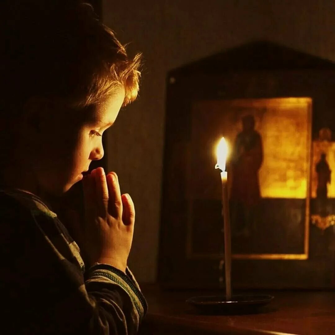 Девушка молится. Силуэт молящейся матери. Человек молится. Фотографии молящихся. Человек в молитве.